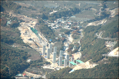  울산 울주지역에는 국도 24호선(광주~울산) 공사가 한창이다. 이곳에는 산 중턱을 가로 질러 터널 공사가 진행되고 있다. 산을 넘어가는 국도가 있지만 터널을 뚫어 새 도로를 내고 있다. 터널 길이가 워낙 길다보니 중간 쯤에 환풍기 시설을 만들어 놓았다. 그런데 환풍기 시설이 주변 경관과 전혀 어울리지 않는다.