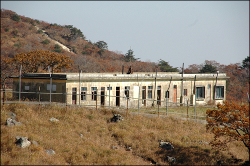  영남 알프스의 한 봉우리인 재약산 정상 부근에는 흉물 스런 건축물들이 남아 있다. 이곳에 목장을 조성하고, 영화 세트장을 짓기 위해 건물을 지은 것이다. 그런데 해당 업체들이 부도가 나면서 몇 년째 방치되어 있다. 건물들은 흉물스럽기까지 하다.