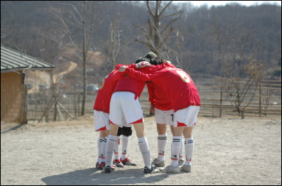  2007 전기리그 개막전 당시 산마을브라더스 선수들이 필승을 다짐하고 있다. 유니폼, 축구화 모두 프로선수 못지않다.