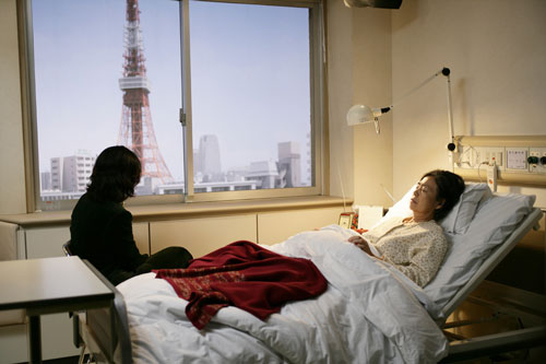  엄마가 입원한 병실 창으로 보이는'도쿄타워'가 손에 닿을 듯하다.