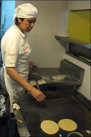 멕시코 전통음식 식당에서 화덕에 또르띠야 빵을 굽고 있다. 또르띠야의 원료는 옥수수다.