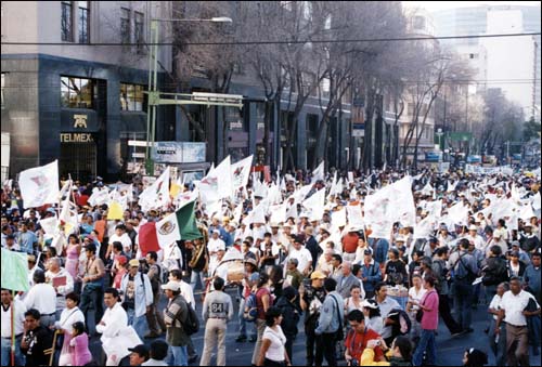 멕시코시티 소칼로 광장에서 열린 이 시위에는 빈곤층, 농민, 노동자 등이 대거 참석했다.