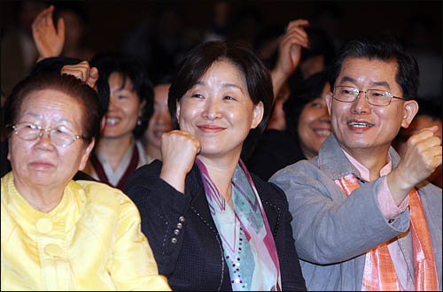  문국현 창조한국당 대선후보와 심상정 민주노동당 의원이 "창신동 아줌마 화이팅!"을 외치고 있다.