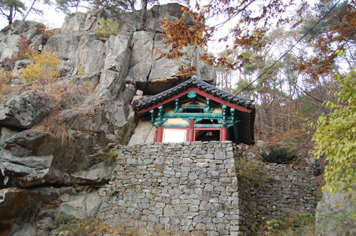 마애불상을 뒤덮고 있는 보호각 이 보호각으로 인해 채광이 않돼 마애불상은 전깃불에 의존해 보아야 한다.