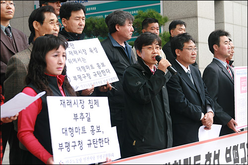  같은 시각 구청 앞 본관 1층에서 진행된 기자회견에 참가한 지역상인들이 부평구청을 규탄하고 있다.