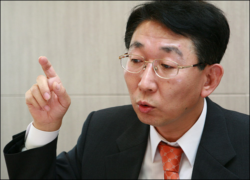 곽정수 <한겨레> 대기업전문기자는 "삼성의 검은 돈에 검찰을 비롯해 국가기관들이 마비상태에 빠졌다"고 개탄하기도 했다.