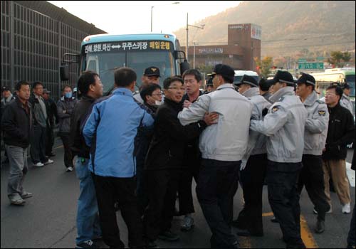 11일 오후 서울에서 열리는 민중총궐기대회에 참석하기 위해 버스로 이동하던 민주노총 경남본부 소속 조합원들이 이날 아침 경찰이 남해고속도로 서마산 나들목 입구에서 막아서면서 마찰이 빚어졌다.