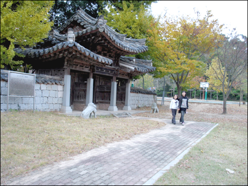  목포대학교 교수회관 앞. 단풍색과 어우러진 제각의 모습이 고풍스럽다. 