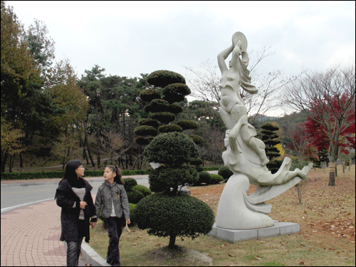  가을 한나절, 나에게 횡재한 느낌을 안겨준 슬비와 예슬이가 동신대학교 교정을 거닐고 있다.