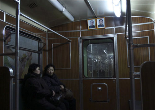 북한 지하철 내부의 풍경