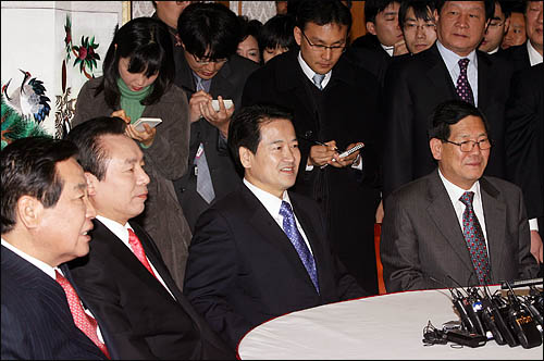  대통합민주신당과 민주당 각 당 대표와 대선후보가 12일 오전 국회 귀빈식당에서 합당과 후보단일화 논의를 하기 위해 4인 회동을 하고 있다. 사진 왼쪽부터 민주당 박상천 대표, 이인제 후보, 대통합민주신당 정동영 후보, 오충일 대표.