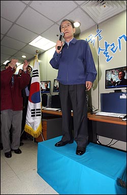  이회창 대선후보가 12일 오전 서울 남대문로 단암빌딩 사무실에서 열린 '구국대장정' 전국 순회 출정식에서 인사말을 하고 있다(자료사진).