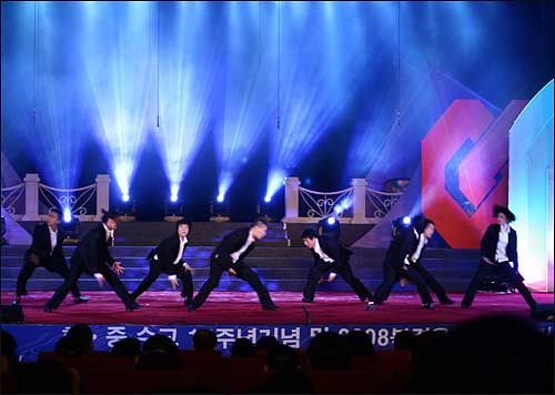 한국 이정희 모던댄스 컴퍼니의 현대무용 “체어맨(Chair Man)"의 공연
