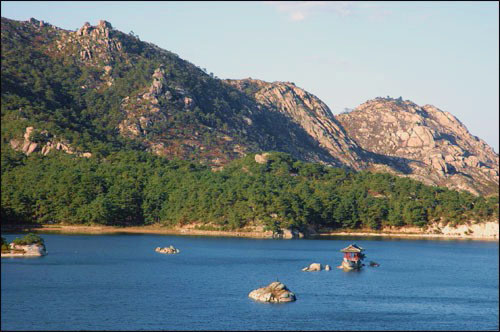 삼일포는 크고 작은 36개의 산으로 둘러싸여 있는 아름다운 호수다.