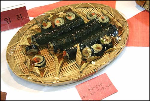 장아찌 김밥(입하) 전시된 음식물은  시간이 지나면 건조해져서 윤기가 없어지며 맛없이 보인다. 그래서 실물은 가끔 물을 분무하거나 그것도 귀찮으면 파라핀으로 모형을 만든다. 전시중 돋보인 24절기 음식.