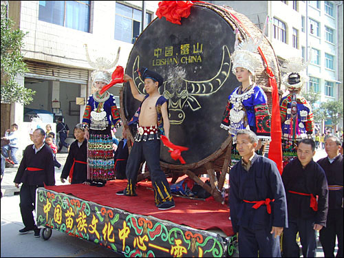 레이산 먀오녠 축제의 시작을 알리는 퍼레이드 선두에서 큰북을 치는 묘족 남성. 지난 10일 시작된 먀오녠 명절 행사는 22일까지 레이산 각지에서 벌어진다.