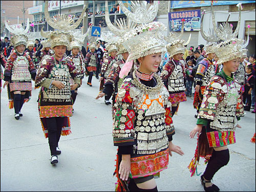 미니스커트보다 더 짧은 치마를 입은 레이산 한 마을의 묘족 여성들. 레이산 묘족은 작은 현 내에서도 마을마다 각기 다른 예술양식과 복식문화를 발전시켜 내려왔다.
