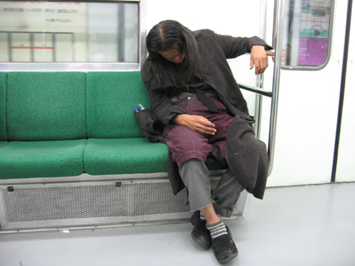 잠에 곯아 떨어진 그의 옆은 텅 비어 있었다. 추운 새벽 따뜻한 지하철을 탔다는 것만으로도 그는 행운이었을까? 