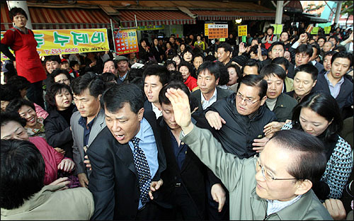 13일 오후 대구 서문시장을 방문한 이회창 대선후보를 보기 위해 많은 시민들이 운집해 있다.
