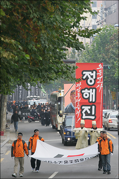 정 열사의 운구 모습 이날 오후 3시경 정 열사 유해가 모란공원 열사묘역에 안치됐다.