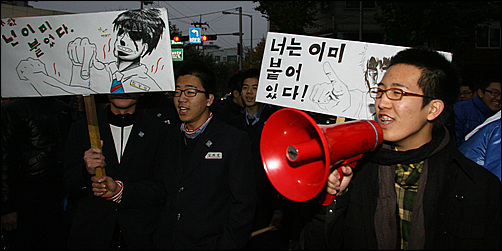 15일 오전, 서울 용산 고등학교 이른 새벽부터 모교의 후배들은 이곳에 나와 선배들의 수능대박을 기원하고 있었다. 꽹과리, 색소폰, 페트병 등 응원 도구도 다양하다. 