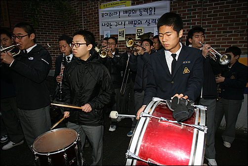 15일 오전, 서울 용산 고등학교 이른 새벽부터 모교의 후배들은 이곳에 나와 선배들의 수능대박을 기원하고 있었다. 배문고 밴드부가 나와서 선배들을 응원했다.