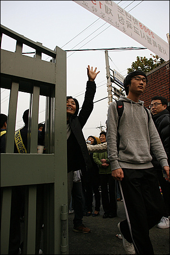 15일 오전, 서울 용산 고등학교에 입실한 아들을 향해 화이팅을 외치는 학부모.