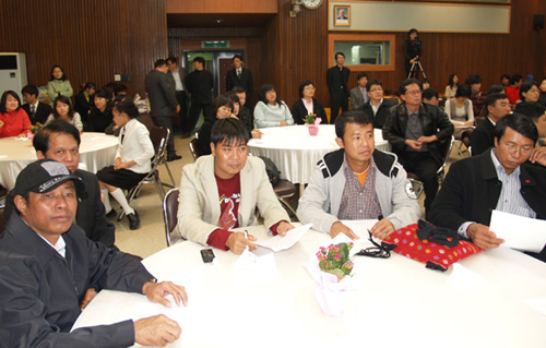 한국에서 활동중인 버마 민주화 인사 30여명이 참석 마웅저 씨의 특별상 수상을 축하했다