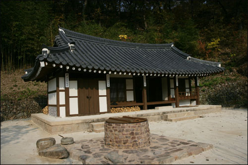  삼성그룹 창업주인 고 이병철 회장의 생가. 경남 의령군 정곡면 중교리 장내마을에 있으며, 호암재단은 생가를 11월 19일부터 일반에 공개한다.