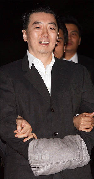 지난 2007년 11월 16일 국내로 송환되면서 당시 대선정국의 핵으로 부각했던 김경준 BBK 전 대표. 천안 외국인교도소에 수감중인 그는 최근 이른바 'BBK 가짜편지' 사건에 대한 검찰 수사와 관련해 강력히 반발하고 있다.