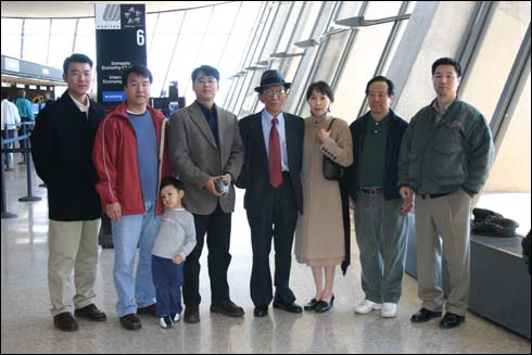 귀국길 덜레스 공항 출국장에서. 권중희(가운데) 선생 좌우의 동포 유학생이 부부가 되었다. 권중희 선생, 아니 오마이뉴스 누리꾼이 맺어준 부부다
(왼쪽부터 정희수, 권헌열, 주태상, 권중희, 이선옥, 박유종, 이재수 씨, 어린이는 권헌열 씨 아들).