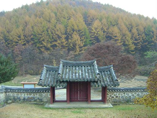 솟을 대문 단재 사당에서 바라본 풍경. 주변이 아늑하긴 하지만 선생이 거처하긴 답답한 공간이다. 