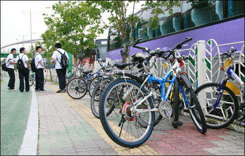 학교에 자전거 보관소가 없어 학생들이 길가 펜스에 자전거를 매어둔 모습. 학생들에 의하면 학교에 들어오지 못하게 해서 이곳에 세워두고 다닌다고 한다.