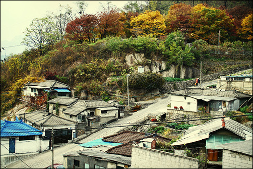 서울 서대문구 홍제동 개미마을. 인왕산을 따라 마을이 만들어져 있다.