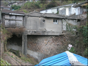 개미마을엔 절벽 위에 아슬아슬하게 세워진 집들이 적지 않다.