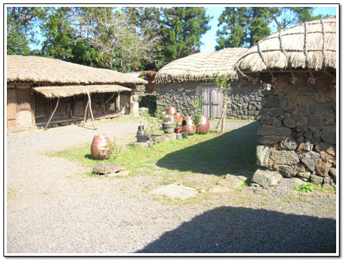 옛 정의현 성 안에 있는 세칸 초가다. 지금은 이곳이 성읍 민속마을로 지정되어 관리 보존되고 있다. 조정철도 세칸 초가인 김응귀의 집에서 생활했다고 기록되어 있다.