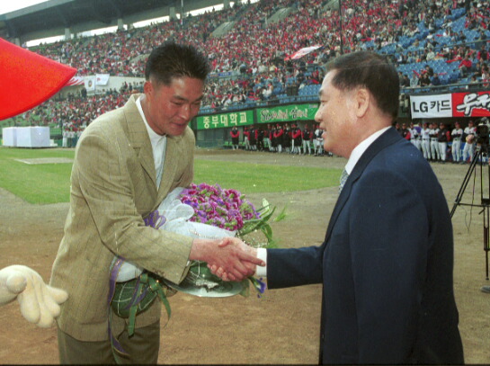 그동안 수고했소   2001년 LG의 홈개막전에서 김선진이 은퇴식을 하며 그동안의 노고를 치하받고 있다
