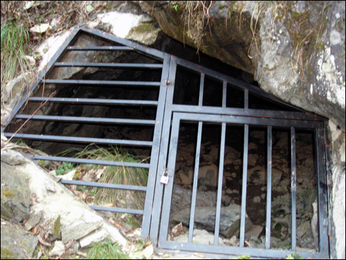 황금박쥐가 동면하고 있는, 철광석을 캐내던 폐동굴 입구. 입구에는 철망과 자물쇠가 채워져 있었다.