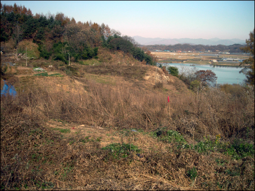 도로가 지나가는 쇠꼬지. 사진 왼쪽 상단에 있는 전봇대가 있는 곳이, 조선시대 쇠곳간인 금창이 있던 곳이다.