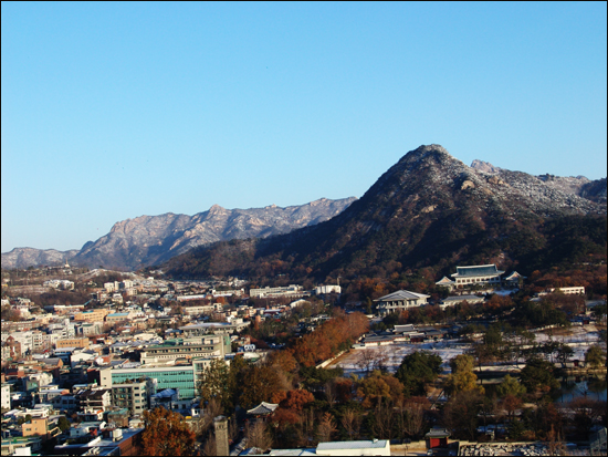 정부중앙청사에서 바라본 북악산, 북한산 전경