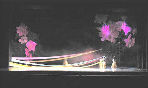 2005년 국립극장 해오름극장에 올려진 한중일 창작무용극 ‘하늘다리’ 중 한 장면
