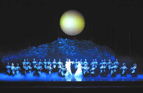 2005년 국립극장 해오름극장에 올려진 한중일 창작무용극 ‘하늘다리’ 중 한 장면