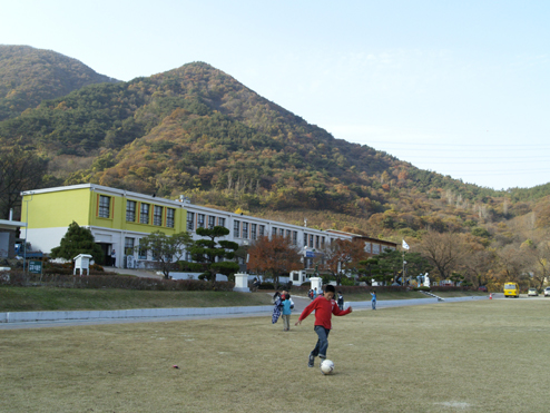 김용택 시인의 모교인 덕치초등학교의 모습

