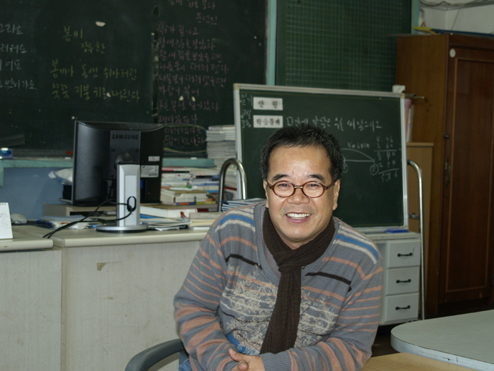 덕치초등학교 2학년 1반 학생들이 공부하는 곳. 이곳의 담임을 맡고 있는 김용택 시인.