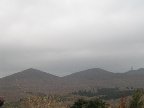 한라산 오름군 돌오름 능선에서 바라본 한라산 오름군