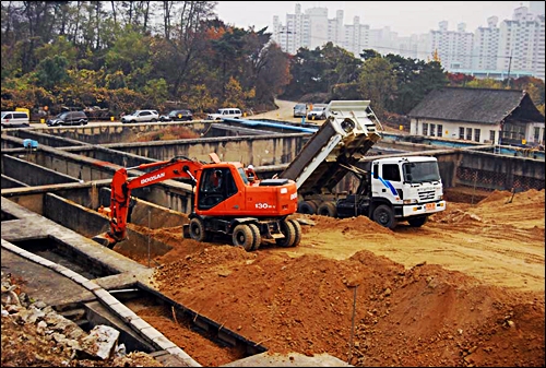 이 위에 야구장을? 서울시는 문화재인 구의 정수장의 일부를 파괴하고 흙을 덮어 간이 야구장을 지으려고 하고 있다. 이에 건축 관계자들은 안전성에 의문을 제기하고 있는 상태.