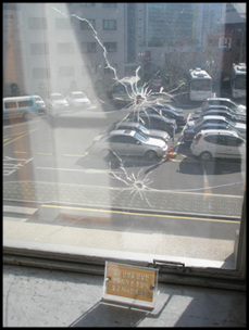 김구를 통과한 총알이 박힌 곳. 2005년 복원했다.