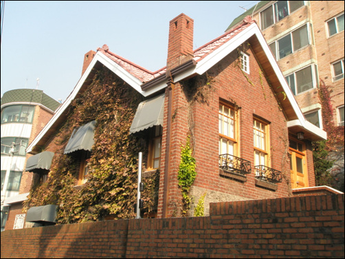 '봉선화'를 지은 작곡가 홍난파가 살던 집. 홍파동에 있다.