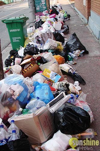전북대 구정문 인근 원룸촌의 쓰레기 수거장소
