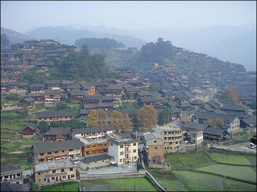 '천호묘채' 시장의 전경. 시장은 중국 최대의 묘족 마을로 지금도 1285가구가 정을 나누며 살고 있다.